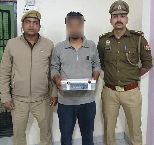 Thakurganj police arrested the accused with illegal weapons