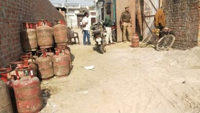 Thakurganj police once again recovered a huge number of cylinders while cutting the