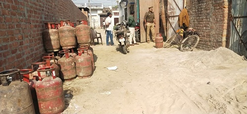 Thakurganj police once again recovered a huge number of cylinders while cutting the