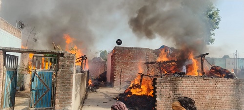 A huge fire broke out in Mirgpur Panjuwala village of Saharanpur, causing losses worth lakhs