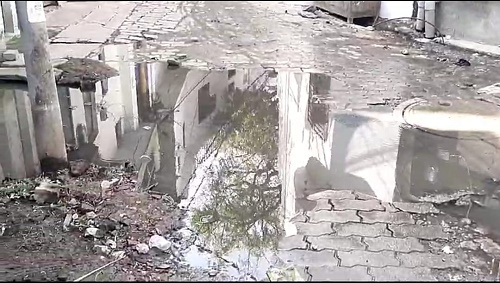 The negligence of the Municipal Corporation in Alambagh area of the capital Lucknow is becoming a curse for the public