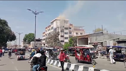 A huge fire broke out in Triveni Sadan situated on Ram Path, fire brigade team is on the spot