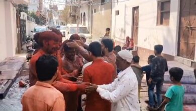 Friday prayers and Holi were performed in the capital, once again Lucknow became an example of Ganga Jamna Tehzeeb