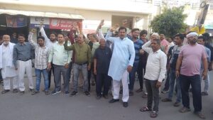 Protest against opening of liquor shop at Mulayam Nagar Labour Adda crossing