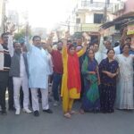 Protest against opening of liquor shop at Mulayam Nagar Labour Adda Square