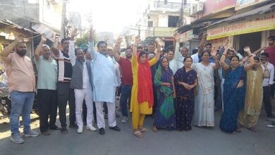 Protest against opening of liquor shop at Mulayam Nagar Labour Adda Square