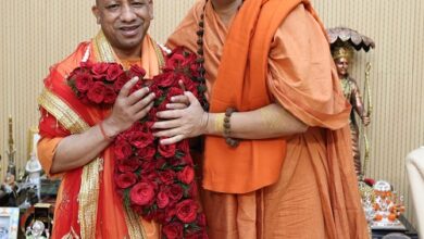 Lucknow: Swami Kailashanand Giri Ji Maharaj made a courtesy visit to Chief Minister Yogi Adityanath