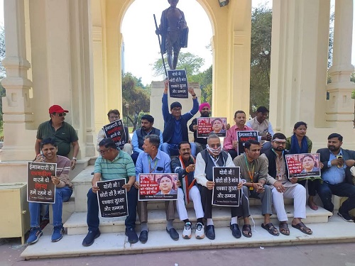 Aaina staged a peaceful protest against the brutal murder of the journalist at the Gandhi statue