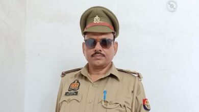 In Jaunpur, a sub-inspector returning from special duty died after being hit by a speeding truck, mourning in the family