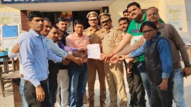 Lucknow journalists submitted a memorandum to the police in protest against the Sitapur journalist murder case