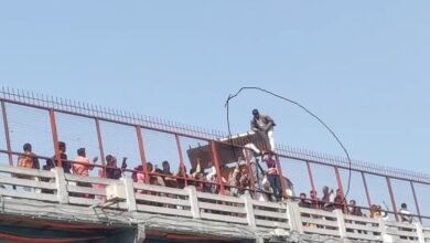 A girl was trying to jump from the overbridge to commit suicide in Ganga river... local people saved her life using JCB