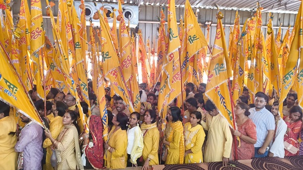 The devotees reach Khatushyam on foot, singing and dancing the song 'Aasyan O Sanwariya Thari Khatu Nagari Phalguni'.