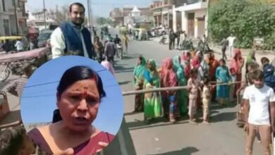 On International Women's Day, women protested against the liquor shop in Shahjahanpur, Uttar Pradesh