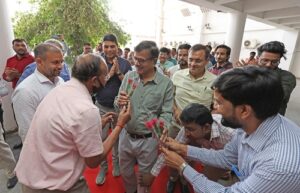 Lucknow: PM Award-winning IAS Anurag Srivastava received a grand welcome on the red carpet, employees expressed their respect by forming a human chain