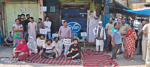 There is opposition to the opening of the liquor shop, public is angry