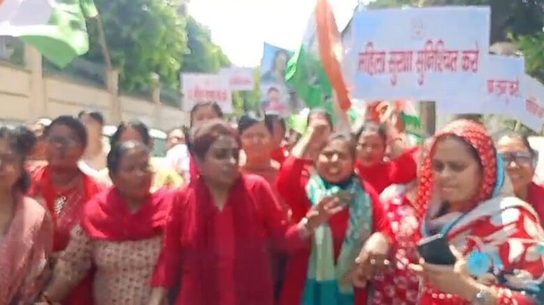 Congress women workers protested, police stopped them and took them into custody