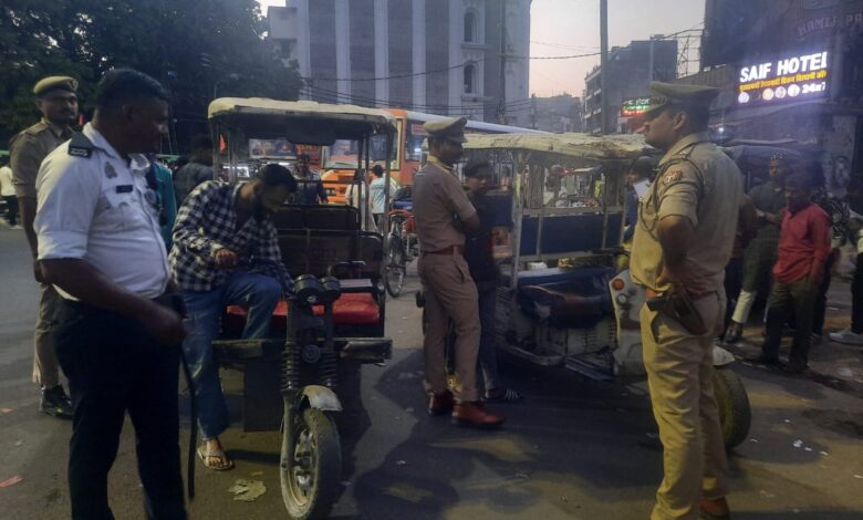 Police started campaign against e-rickshaws and autos, action taken on the instructions of CM Yogi