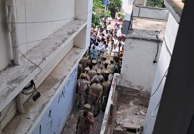 Dispute over encroachment removal in KGMC, illegal occupants pelted stones at doctors, several doctors injured