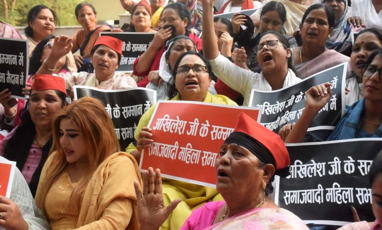 Women of Samajwadi Mahila Sabha tied a black band on Gandhi statue and protested against Delhi Chief Minister