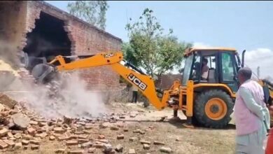 Shravasti: On the instructions of Chief Minister Yogi, bulldozer was run on illegal construction, the possession was not vacated even after the deadline