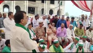 Bharatiya Kisan Union organised a Kisan Mahapanchayat at Bharatkund Toll Plaza and made the toll plaza free, the Deputy District Magistrate heard the problems and tried to resolve them