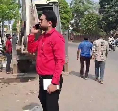 Lucknow: Bulldozer ran in Municipal Corporation Zone-3, clash took place with the team that had come to remove encroachment near Tadikhan Railway Crossing