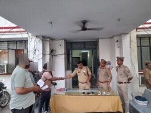 Lucknow: Gudamba police returned lost mobiles, brought smiles back on people's faces - won public trust