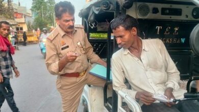 E-rickshaw checking campaign in Aminabad, minor drivers warned