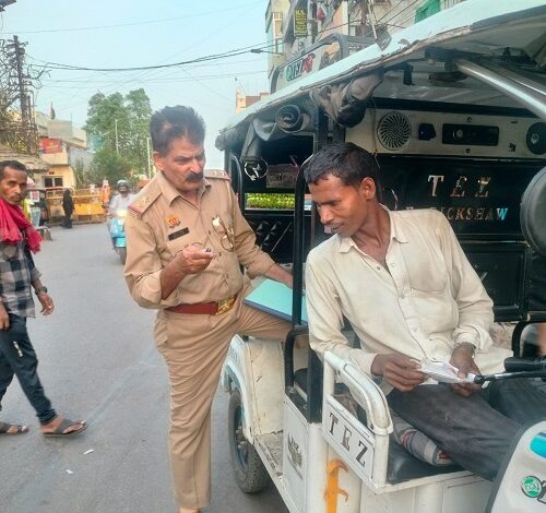 E-rickshaw checking campaign in Aminabad, minor drivers warned