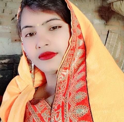 The police, which once had a bounty on Chambal dacoits, is now unable to catch a woman; her husband himself announced a bounty of Rs 20,000!