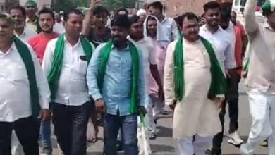 Bharatiya Kisan Union organised a Kisan Mahapanchayat at Bharatkund Toll Plaza and made the toll plaza free, the Deputy District Magistrate heard the problems and tried to resolve them