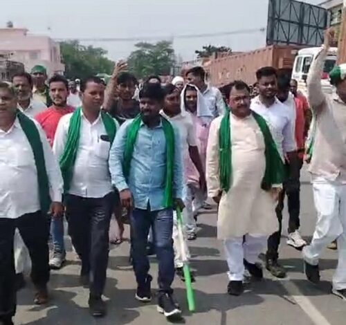 Bharatiya Kisan Union organised a Kisan Mahapanchayat at Bharatkund Toll Plaza and made the toll plaza free, the Deputy District Magistrate heard the problems and tried to resolve them