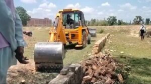 Shravasti: On the instructions of Chief Minister Yogi, bulldozer was run on illegal construction, the possession was not vacated even after the deadline