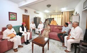 Lucknow: Akhilesh Yadav met the family of senior journalist K. Vikram Rao and expressed condolences and paid tribute