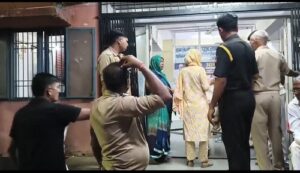 Aligarh: Body of a woman found hanging from a noose, police arrived after information from family, investigation underway