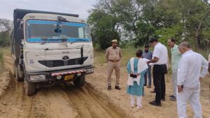 Lucknow: Major action by Mohanlalganj SDM, raid on illegal mining, JCB and dumpers seized