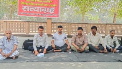 Lucknow: Satyagraha of Power Corporation employees against the layoff of outsourced employees, demand for solution from the government