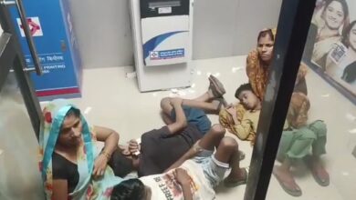 Chaos due to power cut in Jhansi, women forced to sleep in ATM with children