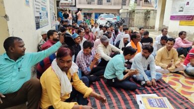 Lakhimpur: Contract workers protest against layoffs in electricity department, general public troubled