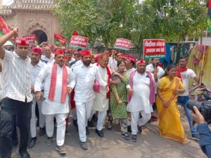 SP's demonstration in Lucknow - Memorandum submitted to the President against death threat and attack on Ramji Lal Suman