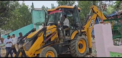 District administration takes big action against illegal madrassas, bulldozers run on two, 18 sealed