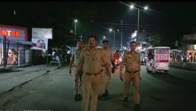Lucknow: Thakurganj police patrolling on foot in Balaganj area, strict action against those drinking alcohol in the open