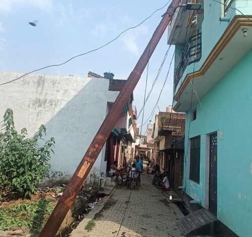 A dilapidated electricity pole fell on a house, people narrowly escaped – careless reply of the lineman