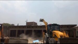 Illegal madrasa demolished on government land, Yogi government's bulldozer ran in Maharajganj
