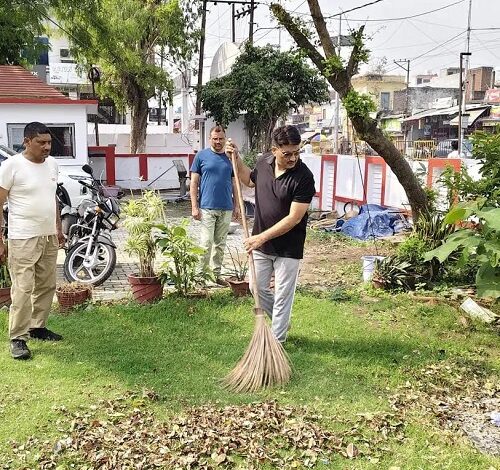 Cleanliness drive was carried out in Lucknow's Mohanlalganj police station, the inspector himself picked up the broom