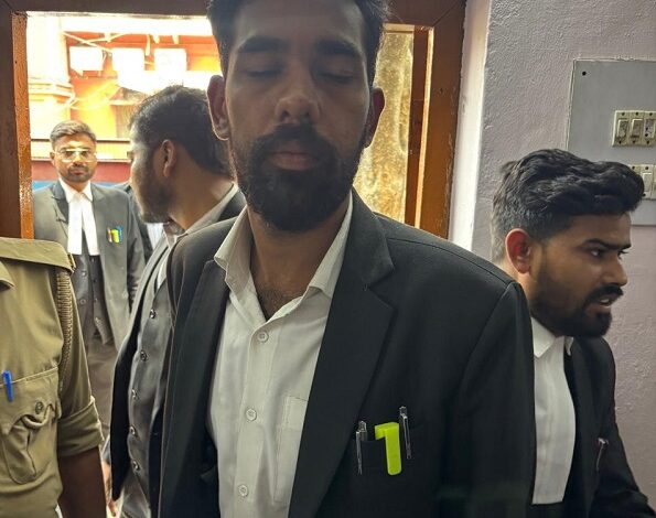 Advocates caught a fake lawyer in the court and handed him over to Wazirganj police station