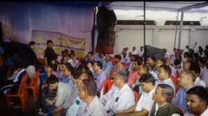 Lucknow: Huge sit-in by Joint Sangharsh Samiti at Irrigation Department Headquarters, violent protest against abolition of fourth class posts