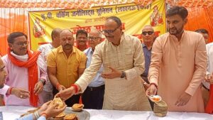 Lucknow Working Journalist Union organized a grand feast, devotees including Deputy Chief Minister took prasad at the Press Club