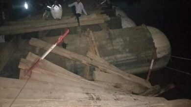 Pinahat: The pontoon bridge on the Chambal river broke down, a trolley full of bricks became the cause of the accident