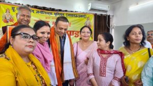 Lucknow Working Journalist Union organized a grand feast, devotees including Deputy Chief Minister took prasad at the Press Club